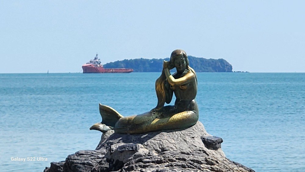 태국 남부 송클라 사밀라 해변의 황금 인어상, 그리고 수평선 너머로 아득히 이어지는 남중국해의 물길.